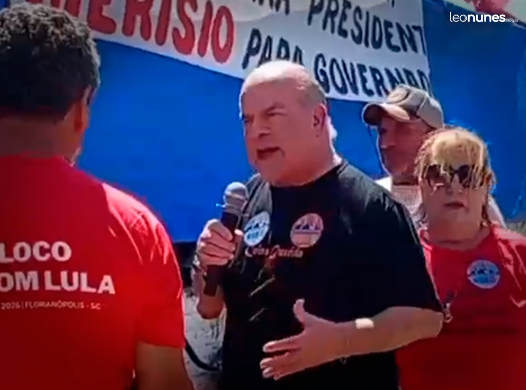 À esquerda